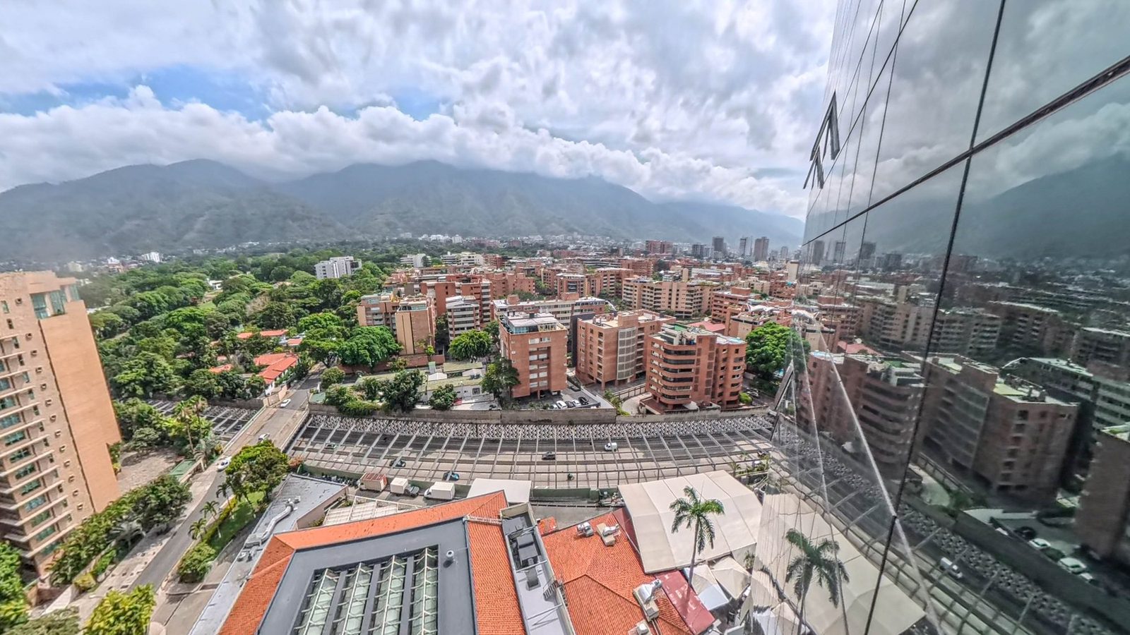 Vista con reflejo de la torre
